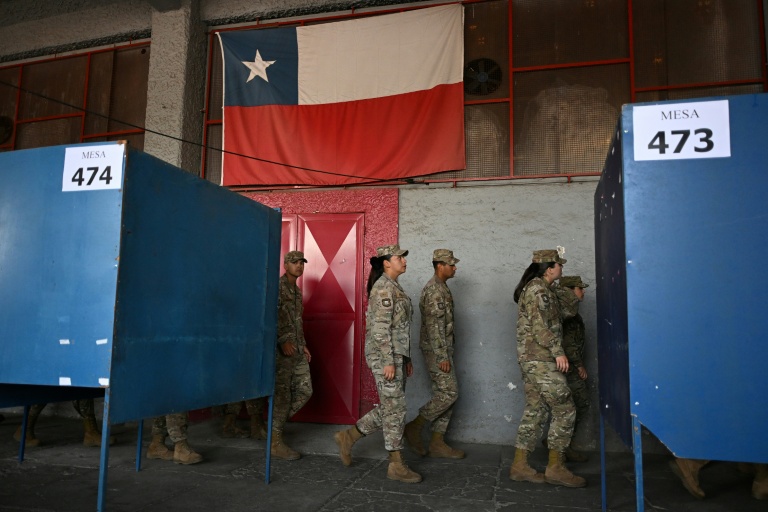 Des militaires patrouillent dans un bureau de vote pour le second tour de présidentielle au Chili, à Santiago le 13 décembre 2025