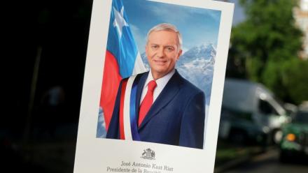 Une personne brandit une pancarte José Antonio Kast, sur laquelle figurent son nom et "Président de la République du Chili", à Santiago, le 14 décembre 2025