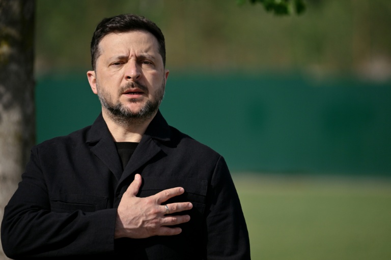 Le président ukrainien Volodymyr Zelensky assiste, le 25 mai 2026, au cimetière militaire national près de Kiev, à la cérémonie de réinhumation d’Andriy Melnyk, mort en 1964 et dirigeant d’une branche de l’Organisation des nationalistes ukrainiens (OUN)