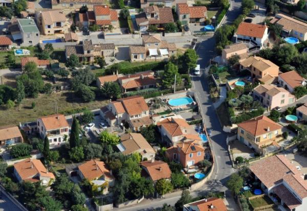 Environ 3,7 millions de foyers français sont équipés de piscines malgré le défi croissant de la sécheresse