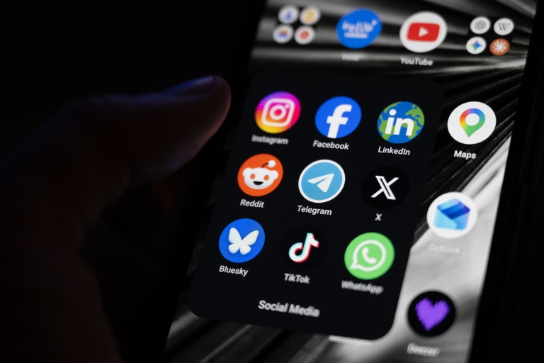 Avec des réseaux sociaux saturés de contenus, comment sortir du lot? Le clipping, qui consiste à publier en masse des courts extraits vidéo pour doper leur visibilité, s'impose comme une solution avant la présidentielle