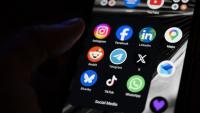 Avec des réseaux sociaux saturés de contenus, comment sortir du lot? Le clipping, qui consiste à publier en masse des courts extraits vidéo pour doper leur visibilité, s'impose comme une solution avant la présidentielle