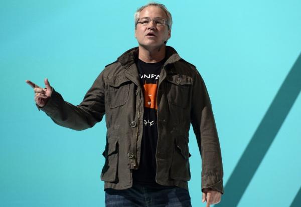 Vince Zampella, PDG de Respawn Entertainment, présente le jeu vidéo "Titanfall 2" lors d'une conférence de presse Electronics Arts, le 12 juin 2016 à Los Angeles, en Californie