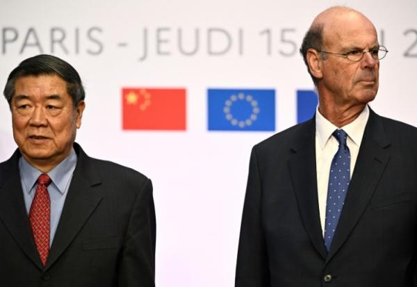 Le ministre français de l'Economie Eric Lombard (R) et le vice-Premier ministre chinois He Lifeng durant le Dialogue économique franco-chinois, à Paris le 15 mai 2025.