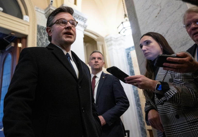 Le président républicain de la Chambre américaine des représentants, Mike Johnson, parle à la presse à son arrivée au Capitole de Washington, le 2 février 2026