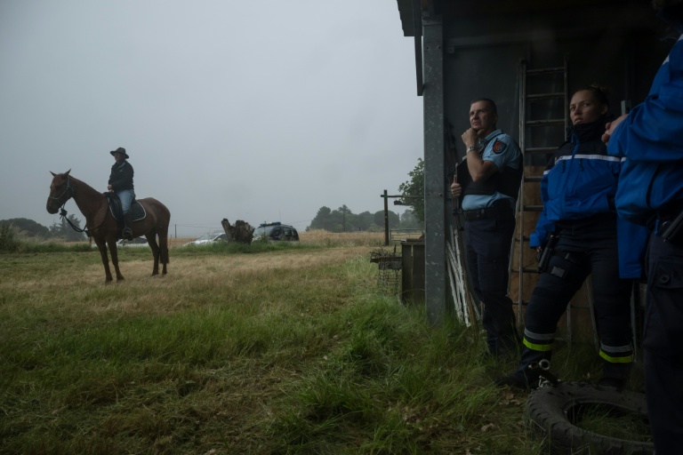 Des gendarmes dans un centre équestre lors des recherches pour retrouver la collégienne Lyhanna, portée disparue depuis le 29 mai, le 4 juin 2026 à Fleurance, dans le Gers