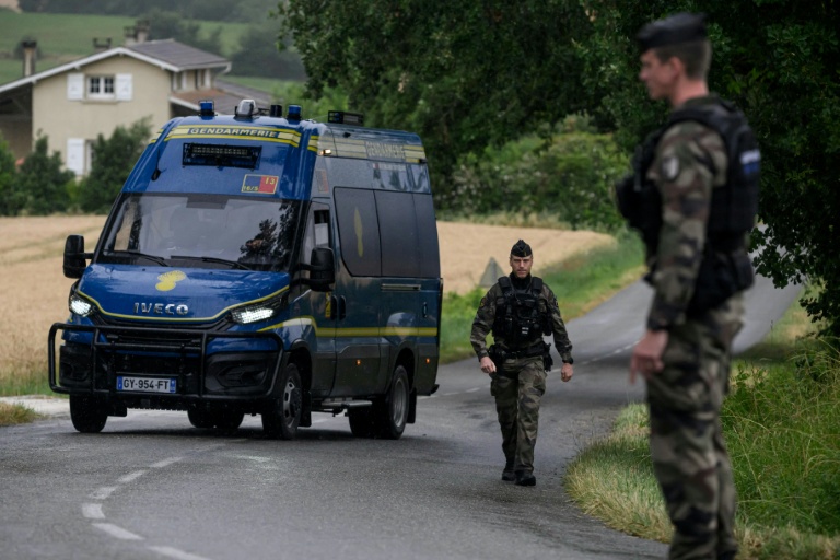 Des gendarmes près du lieu où un corps a été découvert lors des recherches pour retrouver la collégienne Lyhanna, portée disparue, le 4 juin 2026 près de Puycasquier, dans le Gers
