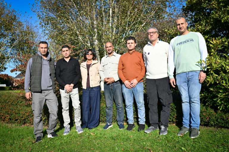 (g-d) L'équipe de l'AFP à Gaza Mahmud Hams, Belal Al-Sabbagh, Mai Yaghi, Adel Zaanoun, Said Khatib, Mohammed Abed, Mohannad Shahwan posent pour une photo à l'occasion de la présentation du documentaire 