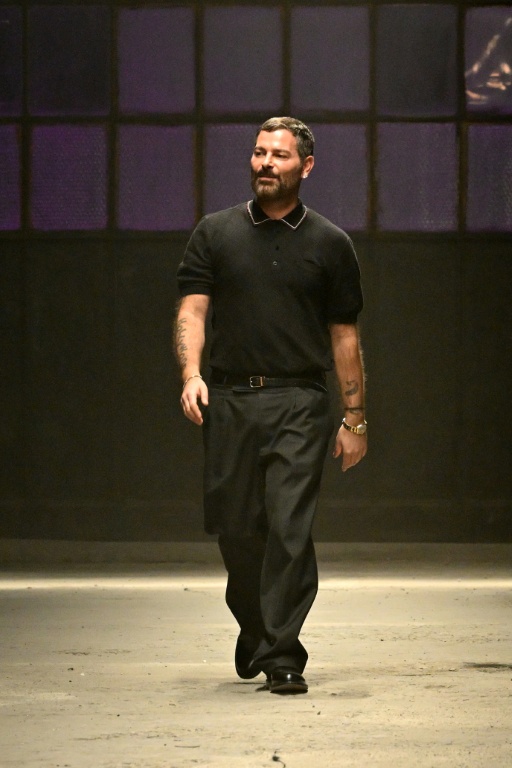 Le créateur de mode italien Fausto Puglisi salue le public à la fin du défilé Cavalli, présenté dans le cadre de la collection automne-hiver 2026-2027 de la Fashion Week de Milan, le 26 février 2025