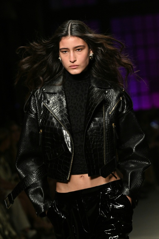 Un mannequin présente une création de Cavalli lors d'un défilé de mode dans le cadre de la Fashion Week de Milan, collection automne-hiver 2026-2027, à Milan, le 26 février 2025