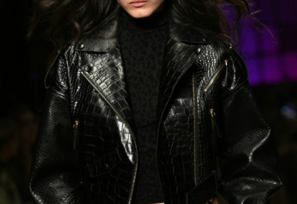 Un mannequin présente une création de Cavalli lors d'un défilé de mode dans le cadre de la Fashion Week de Milan, collection automne-hiver 2026-2027, à Milan, le 26 février 2025