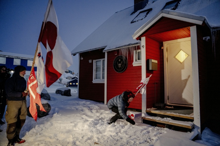 Des manifestants avec le drapeau du Danemark et celui du Groenland devant le consulat américain à Nuuk, au Groenland, le 20 janvier 2026
