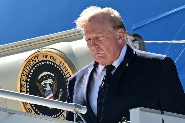 Le président américain Donald Trump descend de l'avion Air Force One après son atterrissage à l'aéroport de Genève, le 15 juin 2026 en Suisse, avant de se rendre au sommet du G7 à Evian, en France