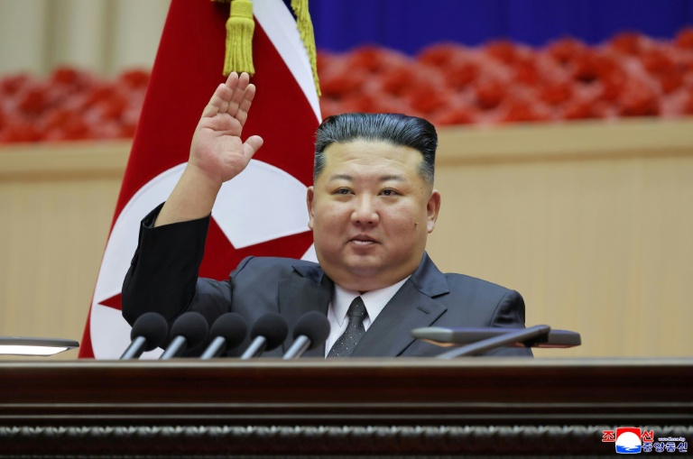 Cette photo, prise entre le 22 et le 23 octobre 2026 et diffusée le 24 octobre 2026 par l'agence de presse officielle nord-coréenne KCNA montre le dirigeant nord-coréen Kim Jong-un (c) lors d'une réunion de commandants de compagnie à Pyongyang