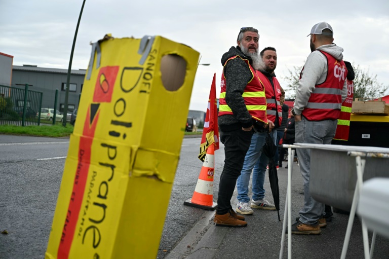 Mouvement de grève des salariés de l'usine d'Opella à Lisieux, le 17 octobre 2024, contre la vente de cette filiale de Sanofi à un fonds américain