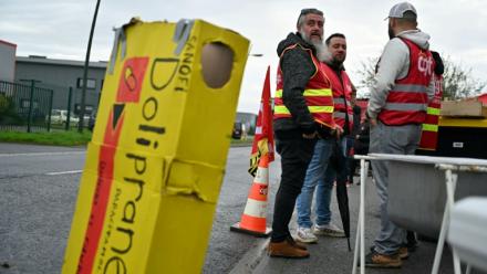 Mouvement de grève des salariés de l'usine d'Opella à Lisieux, le 17 octobre 2024, contre la vente de cette filiale de Sanofi à un fonds américain