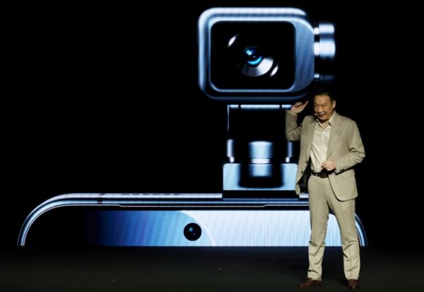 Le fabricant chinois de smartphones Honor a dévoilé dimanche à Barcelone son tout premier "téléphone-robot" boosté à l'intelligence artificielle