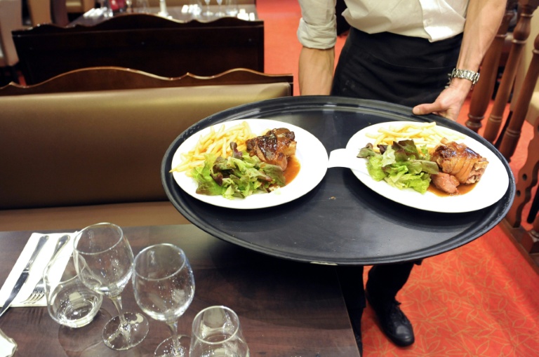 La restauration rapide, en croissance, met en difficulté la restauration traditionnelle mais ne la fait pas disparaître