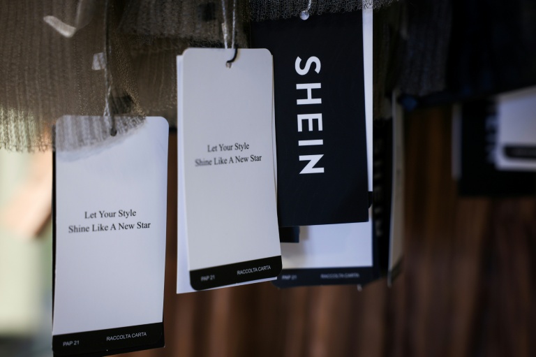 Des étiquettes de la plateforme asiatique Shein accrochées à des vêtements vendus au BHV Marais, le 19  mars 2026, à Paris  