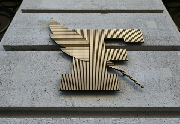 Photo du logo du journal Le Figaro, à son siège parisien, le 24 octobre 2023