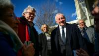 Jean-Michel Aulas (2e D), en campagne pour la mairie de Lyon, et l'ancien ministre Jean-Louis Borloo le 4 février 2026 lors d'une visite dans le quartier de la Duchère à Lyon