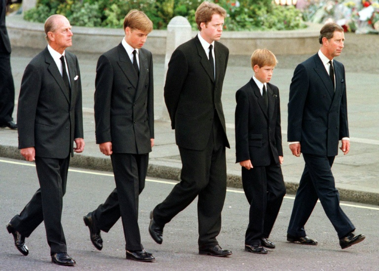 Le prince Philip, le prince William, Charles Spencer, le prince Harry et Charles, alors prince de Galles, lors des obsèques de Diana, le 6 septembre 1997 à Londres