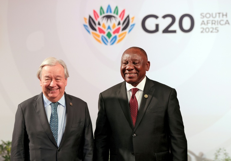 Le président sud-africain Cyril Ramaphosa (à droite) accueille le secrétaire général des Nations unies Antonio Guterres à son arrivée au sommet des dirigeants du G20 à Johannesburg (Afrique du Sud), le 22 novembre 2025