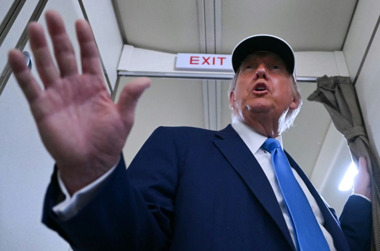 Le président américain Donald Trump pendant un échange avec les journalistes à bord de l'avion présidentiel Air Force One, le 6 juin 2025