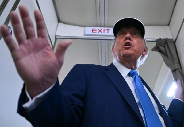 Le président américain Donald Trump pendant un échange avec les journalistes à bord de l'avion présidentiel Air Force One, le 6 juin 2025