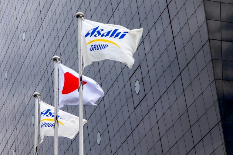 Les drapeaux de l'entreprise japonaise Asahi Group Holdings flottent devant son siège à Tokyo, au Japon, le 30 septembre 2025