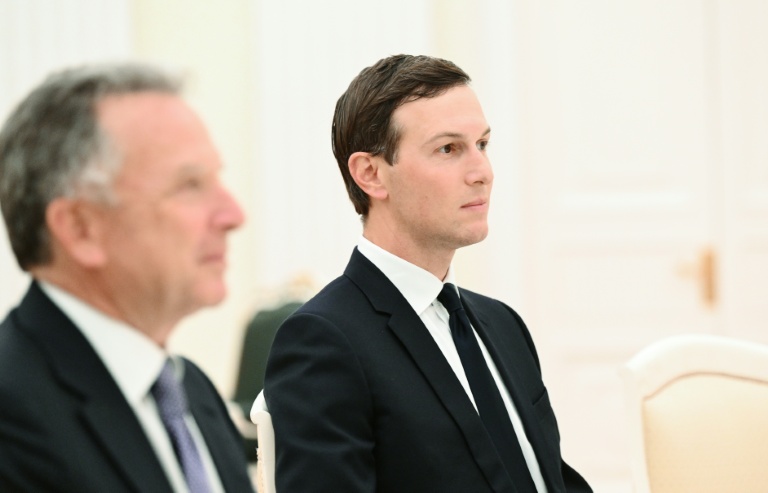 Photo fournie par l'agence russe Sputnik, de l'envoyé spécial de Donald Trump, Steve Witkoff (g), et du gendre du président américain Jared Kushner, lors d'une rencontre au Kremlin avec le président russe Vladimir Poutine, le 2 décembre 2025  à Moscou

