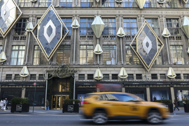 La façade du grand magasin de luxe Saks Fifth Avenue, le 13 janvier 2026 à New York