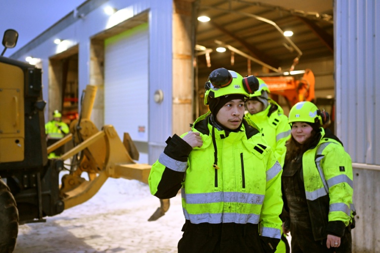 Des étudiants s'entraînent à opérer une excavatrice le 2 février 2026, à l'Ecole des minéraux et du pétrole du Groenland à Sisimiut