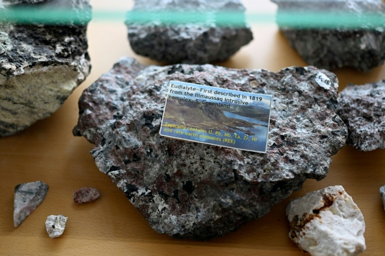 Un morceau d'eudialyte, un minerai contenant des éléments de terres rares, est exposé le 2 février, à l'Ecole des minéraux et du pétrole du Groenland à Sisimiut