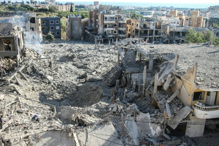 Des bâtiements détruits après des frappes aériennes israéliennes à Burj al-Chamali, près de Tyr, dans le sud du Liban, le 2 juin 2026