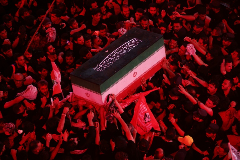Des personnes en deull entourent le cercueil du défunt guide suprême Ali Khamenei, lors du cortège funèbre dans la ville sainte chiite de Najaf en Irak, le 8 juillet 2026 