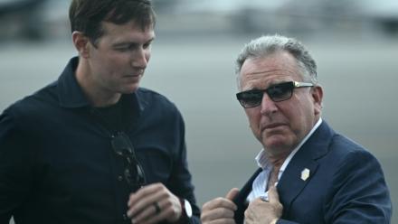 L'émissaire américain Steve Witkoff (d) et le gendre de Donald Trump, Jared Kushner, à l'aéroport de Teterboro, dans le New Jersey, le 13 juillet 2025