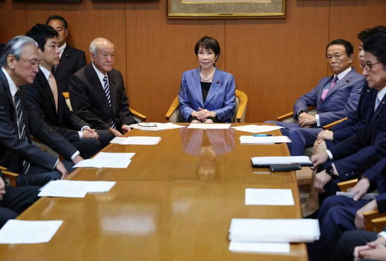 La présidente du Parti libéral démocrate (PLD) au pouvoir au Japon, Sanae Takaichi (au centre), assiste à une réunion du comité exécutif au siège du PLD à Tokyo, le 21 octobre 2025