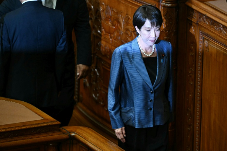 La présidente du Parti libéral démocrate (PLD), Sanae Takaichi, retourne à son siège après avoir voté pour la nomination d'un nouveau Premier ministre du Japon lors d'une session extraordinaire de la chambre basse du Parlement à Tokyo, le 21 octobre 2025