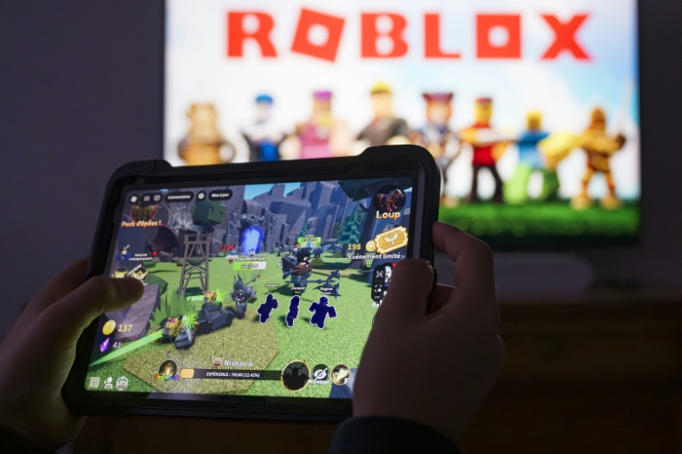 La plateforme de jeu en ligne Roblox, accusée de ne pas suffisamment protéger ses plus jeunes utilisateurs, a généralisé mardi l'accès à des comptes sécurisés à destination des moins de 16 ans
