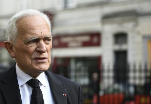 Le journaliste français Philippe Labro arrive pour assister aux funérailles du journaliste français Pierre Bouteiller à l'église Saint-Pierre du Gros Caillou à Paris le 14 mars 2017