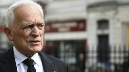 Le journaliste français Philippe Labro arrive pour assister aux funérailles du journaliste français Pierre Bouteiller à l'église Saint-Pierre du Gros Caillou à Paris le 14 mars 2017