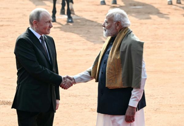 Le président russe Vladimir Poutine, à gauche, et le Premier ministre indien Narendra Modi, à sa droite, le 5 décembre 2025, à New Delhi, en Inde