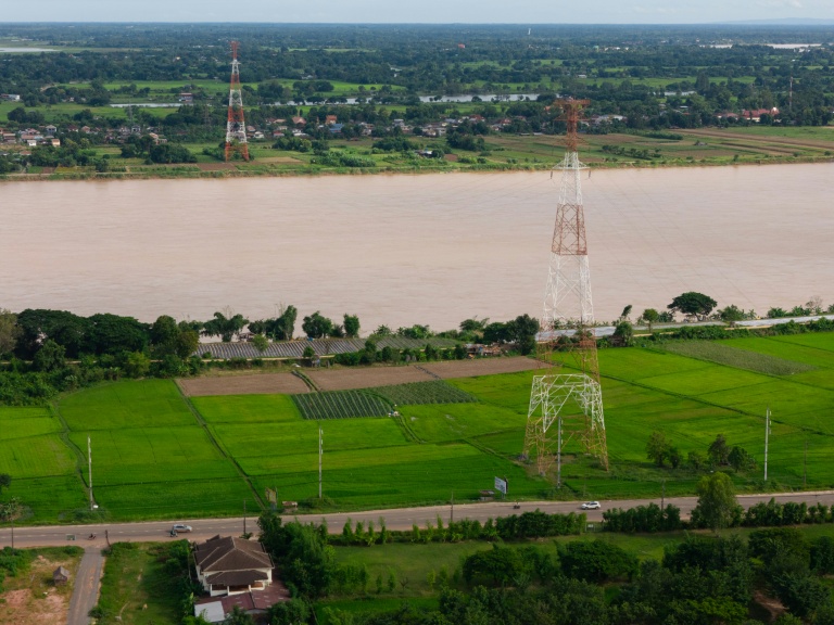 Des lignes à haute tension, au-dessus du Mékong dans le district laotien de Hadxayfong, près de Vientiane, le 22 août 2026  