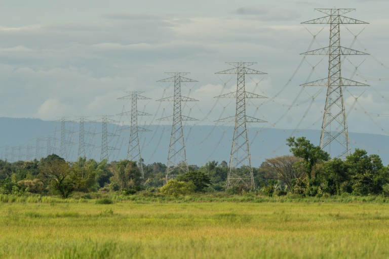 Des lignes à haute tension, le 22 août 2026 dans le district laotien de Hadxayfong, près de Vientiane 