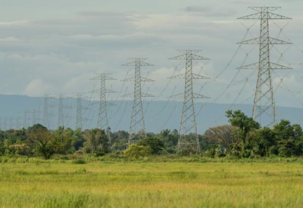 Des lignes à haute tension, le 22 août 2026 dans le district laotien de Hadxayfong, près de Vientiane 