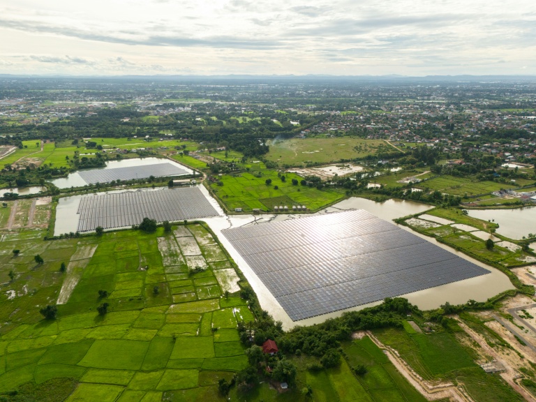 Des parcs solaires flottants dans le district laotien de Hadxayfong, près de Vientiane, le 22 août 2026  