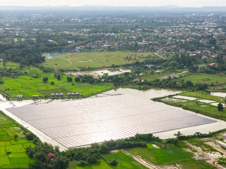 Un parc solaire flottant dans le district laotien de Hadxayfong, près de Vientiane, le 22 août 2026  