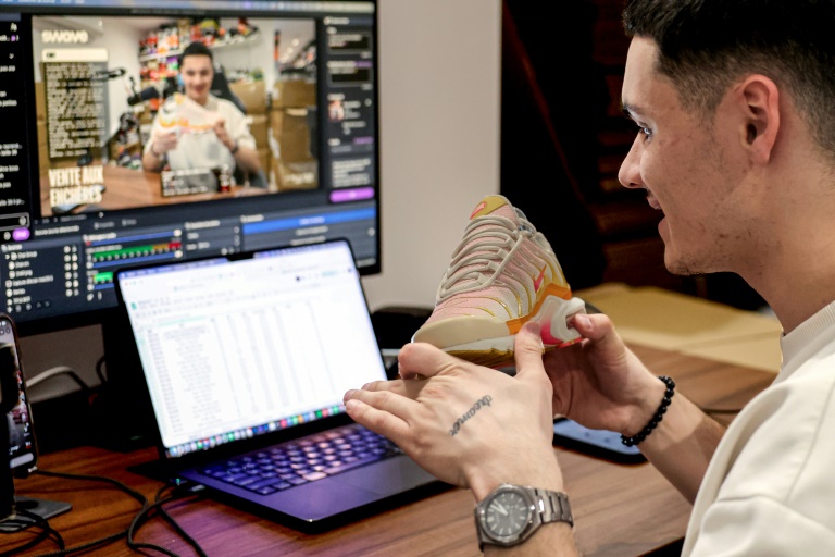 Hugo Carvalho, fondateur de Swave, lors d'une vente aux enchères de baskets en direct sur l'application Whatnot, à Paris, le 12 mars 2026