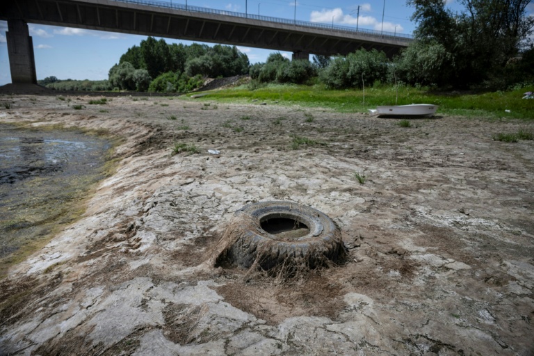 Un pneu git dans le cours du Danube asséché, près du pont Vidin-Calafat qui relie la Bulgarie et la Roumanie, au niveau du village d'Antimovo, dans le sud-est de la Bulgarie, le 22 juillet 2026